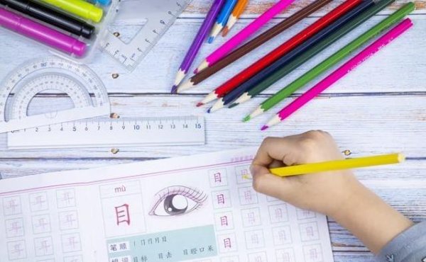 实盘杠杆平台 家长深夜改作业，孩子成绩却暴跌，教育真相让人心疼